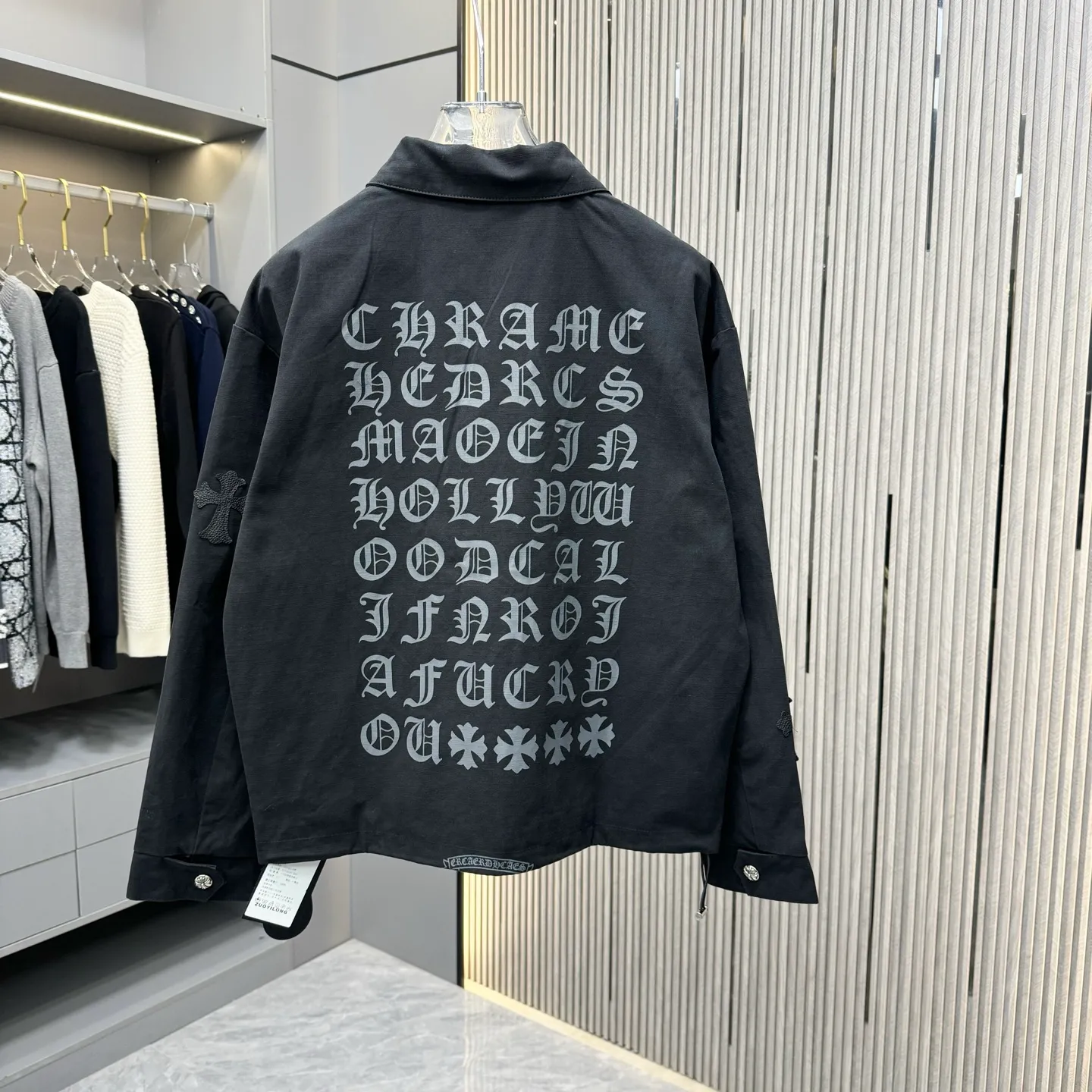 🅿️410 CH Croxin is first launched on the official website. It is rarely available through trade channels and overseas high-quality products are sold in limited quantities. An example of a classic jacket product, the trademark with dark patterns all over the body highlights the brand recognition. This jacket is both warm and lightweight. The latest model is launched in the same style at the counter. The ultra-authentic upper body instantly transforms into an oppa. The simple and fashionable three-dimensional tailoring has unique craftsmanship. The upper body effect is excellent and shows a confident temperament. In addition to daily leisure, it can also be worn for outdoor sports. It is also a good choice for travel. It is relaxed and casual and shows a masculine temperament. Color: Black Size: S/M/L/Xl/XXl